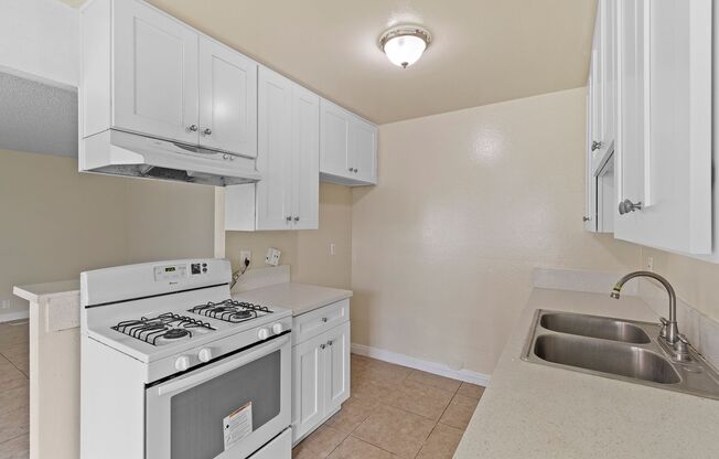 2 beds, 1 bath, $2,600, Unit 4