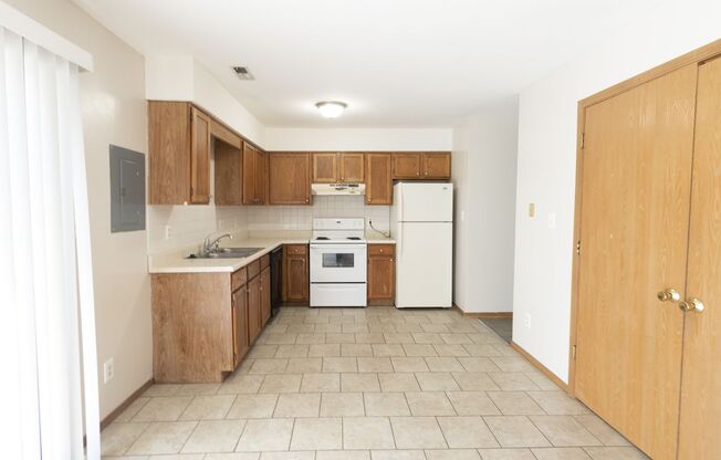 2 beds, 1.5 baths, 950 sqft, $995, Unit 2C