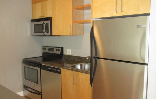 Harrison East Condos - 1 bed/1 bath w/balcony/storage/free laundry/pool (DOWNTOWN/PSU/OHSU)