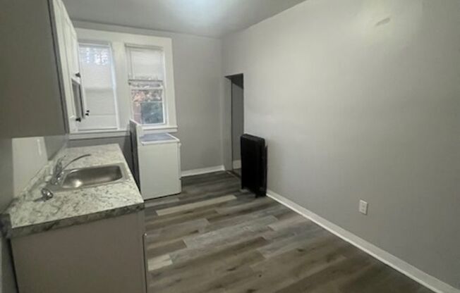 4 beds, 1 bath, $2,000, Unit 155 Belmont Unit #2R