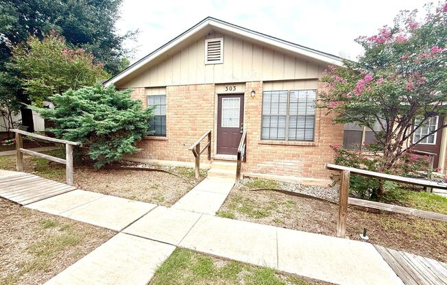 **MOVE IN SPECIAL!** MUST SEE! Spacious 2 Bedroom 2 Bath Unit!