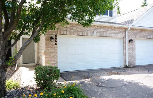 Beautiful 3 Bed/2 Bath Townhome in Apple Valley. Available October 1st.