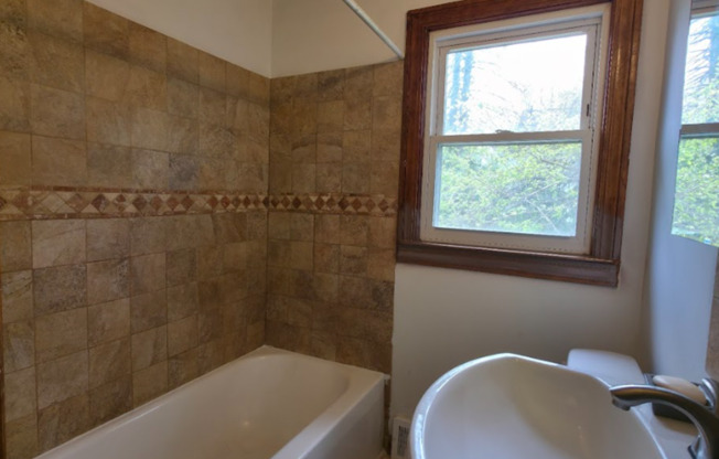 Single Family Home 3 beds 1 bath Available Now!