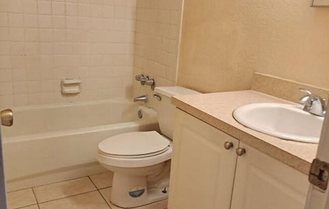 2 beds, 2 baths, $1,200, Unit Bldg 17 Unit E-2