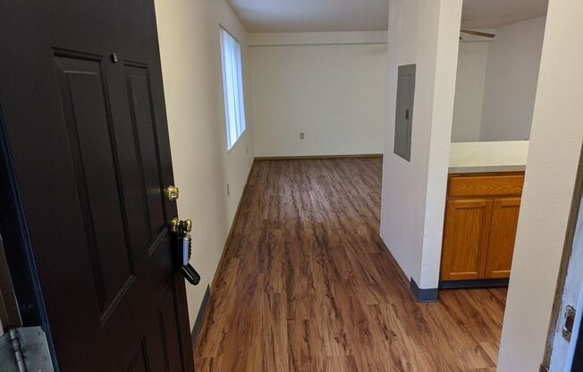 2 beds, 1 bath, 750 sqft, $1,395, Unit 33