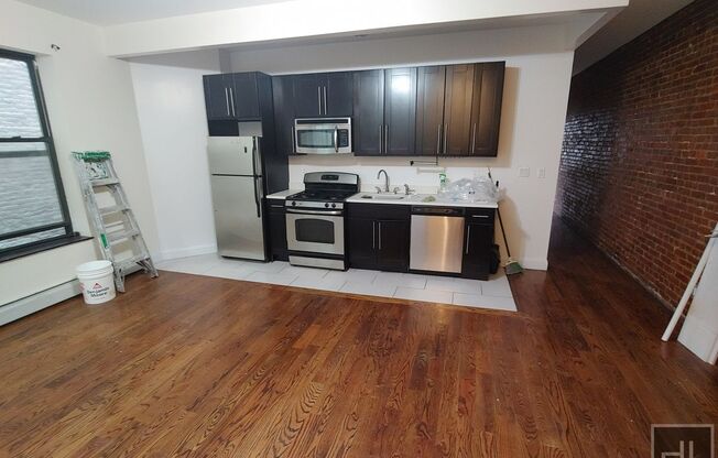 3 beds, 1 bath, $3,200, Unit 3B