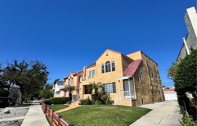 1046 S CITRUS AVE