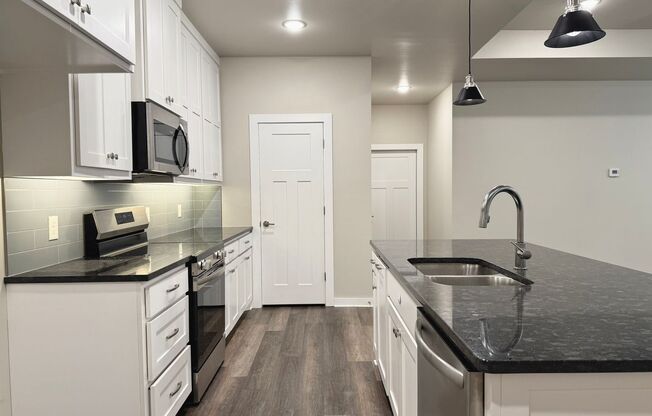 Large 2 Bed, 2 Bath in Beautifully Well-Maintained Neighborhood