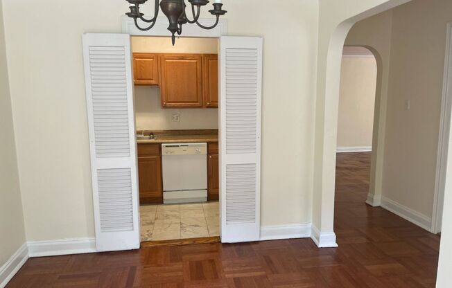 1 bed, 1 bath, 768 sqft, $1,385, Unit Royal York 112