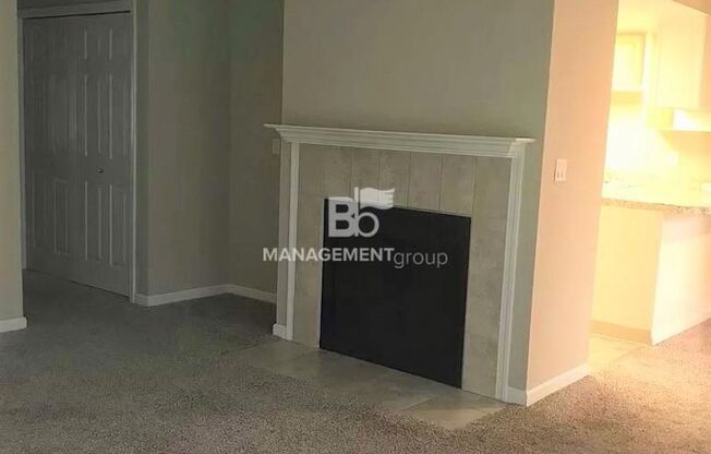 Murray Hill Ground Level Condo! Club House w/Pool & Fitness Center!