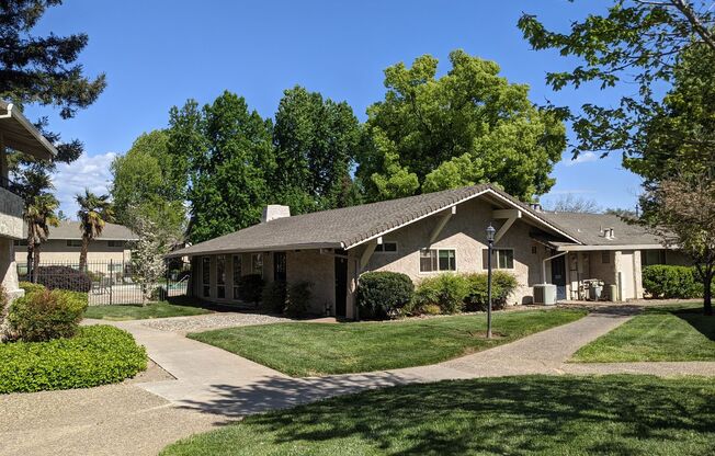 2 beds, 1 bath, 900 sqft, $1,450