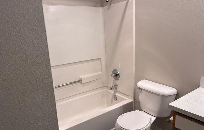 3 beds, 2 baths, $2,050, Unit 306