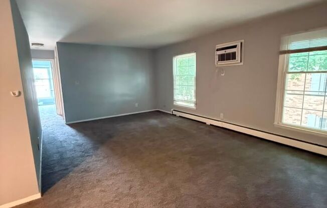 2 beds, 1 bath, 725 sqft, $1,400, Unit 12RW-4