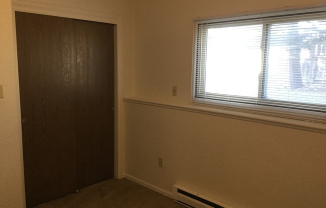 2 beds, 1 bath, $950, Unit A