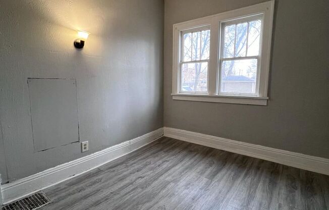 1 bed, 1 bath, $900, Unit 1918 Lincoln Way W. APT B