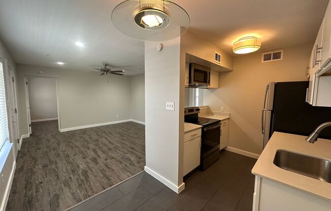 2 beds, 1 bath, 667 sqft, $995, Unit Unit 303