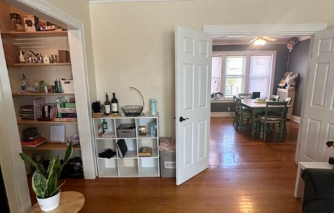 Walk to Warren Park! 2416-2418 W North Shore Apartment Available!