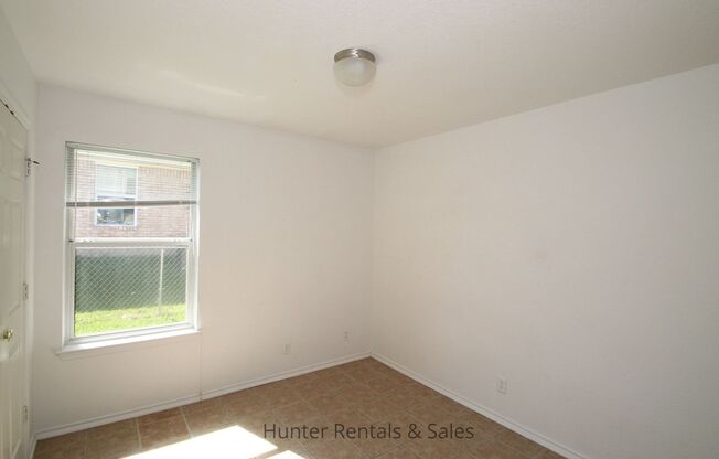 3 beds, 2 baths, $1,250, Unit Unit A