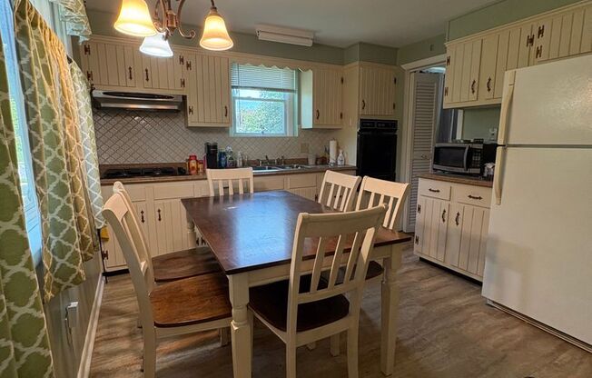 Spacious Lake Walker 3bd/2.5ba Home! Available now