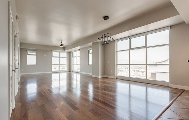 Spacious 3bd/2.5ba residence with City & Mountain Views