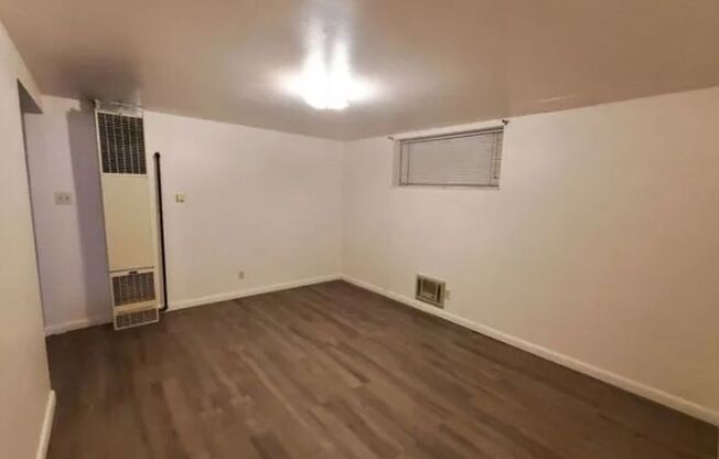 2 beds, 1 bath, $900, Unit 4