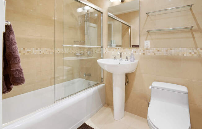 1 bed, 1 bath, 700 sqft, $4,300, Unit 6D