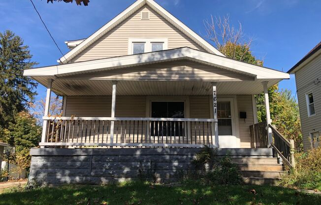 2 BED 1.5 BATH SINGLE FAMILY HOME IN THE SOUTH BROADWAY NEIGHBORHOOD!