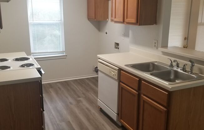 2 beds, 1 bath, 882 sqft, $895, Unit C