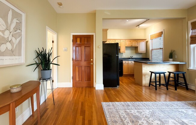 2 beds, 1 bath, 612 sqft, $3,000, Unit 2r