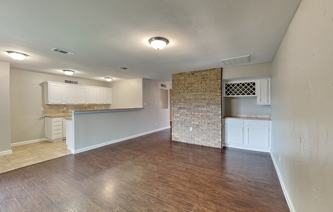 7512 PARKWOOD LN