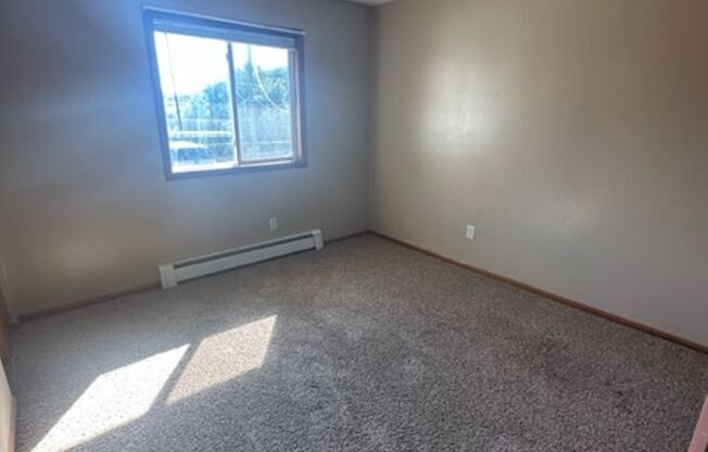 2 beds, 1 bath, $950, Unit 1914 - 3