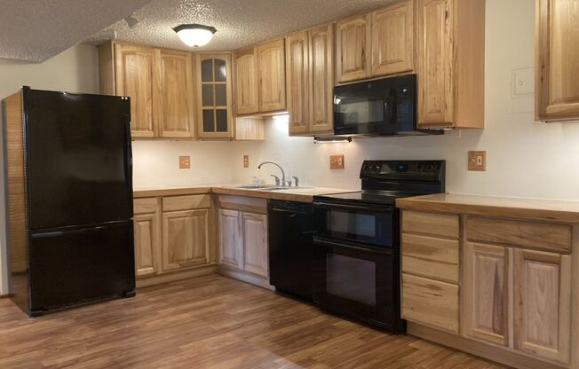 Lovely 2BR/1BA with large kitchen! Laundry/parking on site!