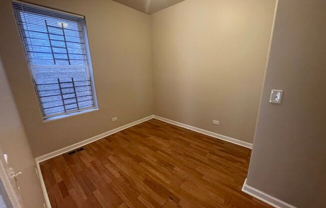 2 beds, 1 bath, $950, Unit 1022 # 1E