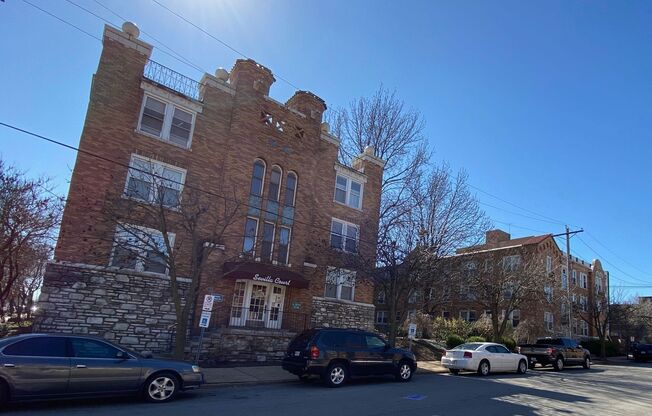 Studio, 1 bath, 400 sqft, $825, Unit 111