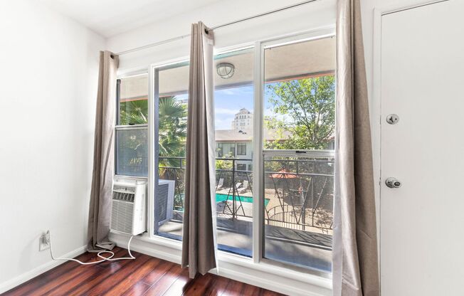 Hollyview Apartments