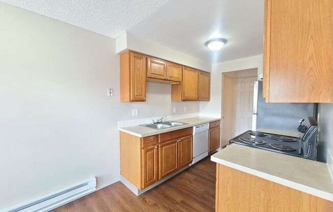 2 beds, 1 bath, $1,095, Unit 303