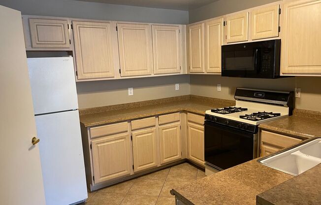 Spacious Condo with Loft & 2-Car Garage – Minutes from the Strip!