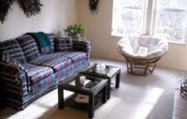 Charming 2BR 2BA Condo in great Bellevue location.