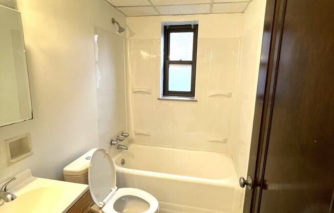 2 beds, 1 bath, 1,000 sqft, $1,200, Unit 102