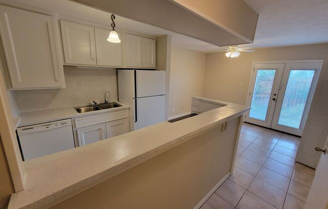 College Station - 2 bed/1.5 bath end unit Woodstock Condo!