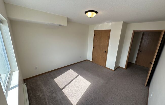 2 beds, 1 bath, $1,250, Unit 102