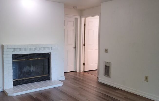 Darling ground floor 1 bed/1 bath in downtown Kenmore for May 10th move in only $1750!