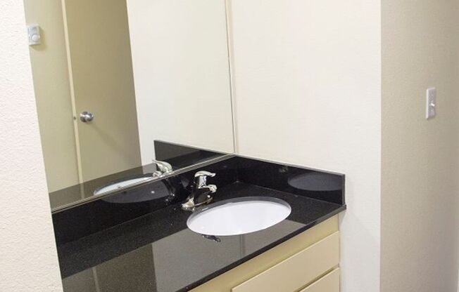 2 beds, 1 bath, 840 sqft, $1,516, Unit 0194