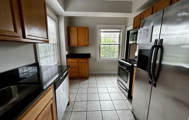 3 beds, 1 bath, $1,650, Unit J