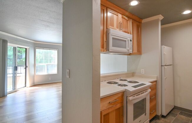 2 beds, 1 bath, $1,650, Unit 103