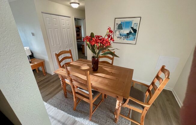 2 beds, 1 bath, 888 sqft, $1,150