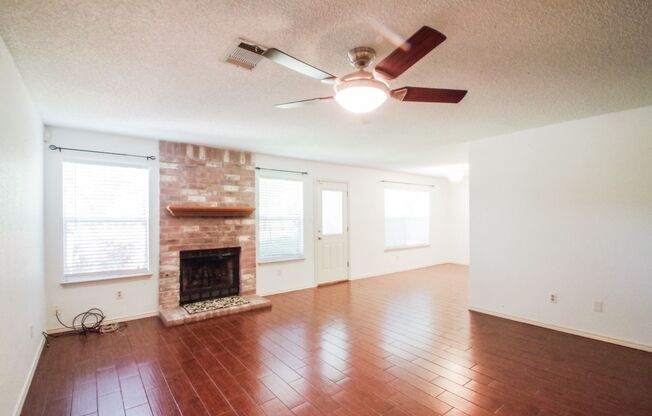 Great 4 bed 2.5 bath on Greenbelt