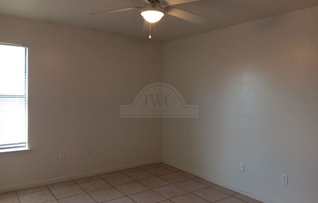 3 beds, 2 baths, $1,250, Unit 1302 Nicholas Cir Unit B