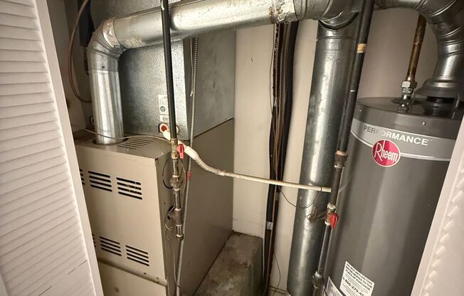 3 beds, 1 bath, $1,300, Unit 4834 #302