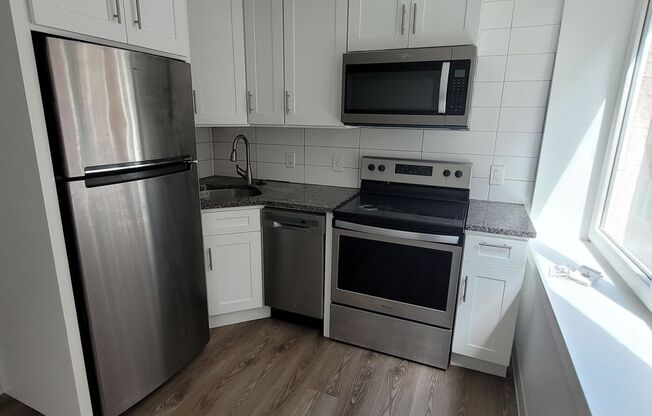 1 bed, 1 bath, $1,075, Unit 204